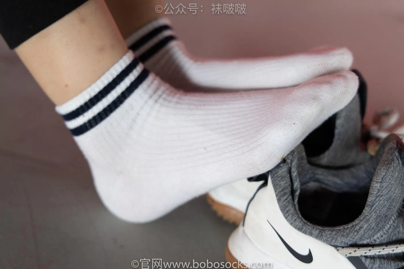 [BoBoSocks袜啵啵]NO.018 木木-运动鞋、白棉袜、裸足 [136P]插图